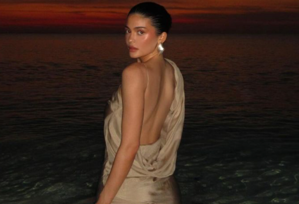  Kylie Jenner nyitott hátú ruhában pózol - megőrülnek érte a rajongók